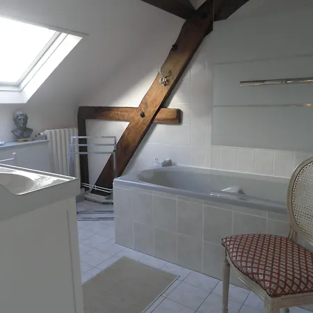 לינה וארוחת בוקר Victoria Arromanches 4*