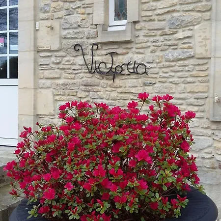 לינה וארוחת בוקר Victoria Arromanches 4*